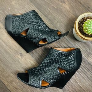 Elizabeth & James Leather Wedges